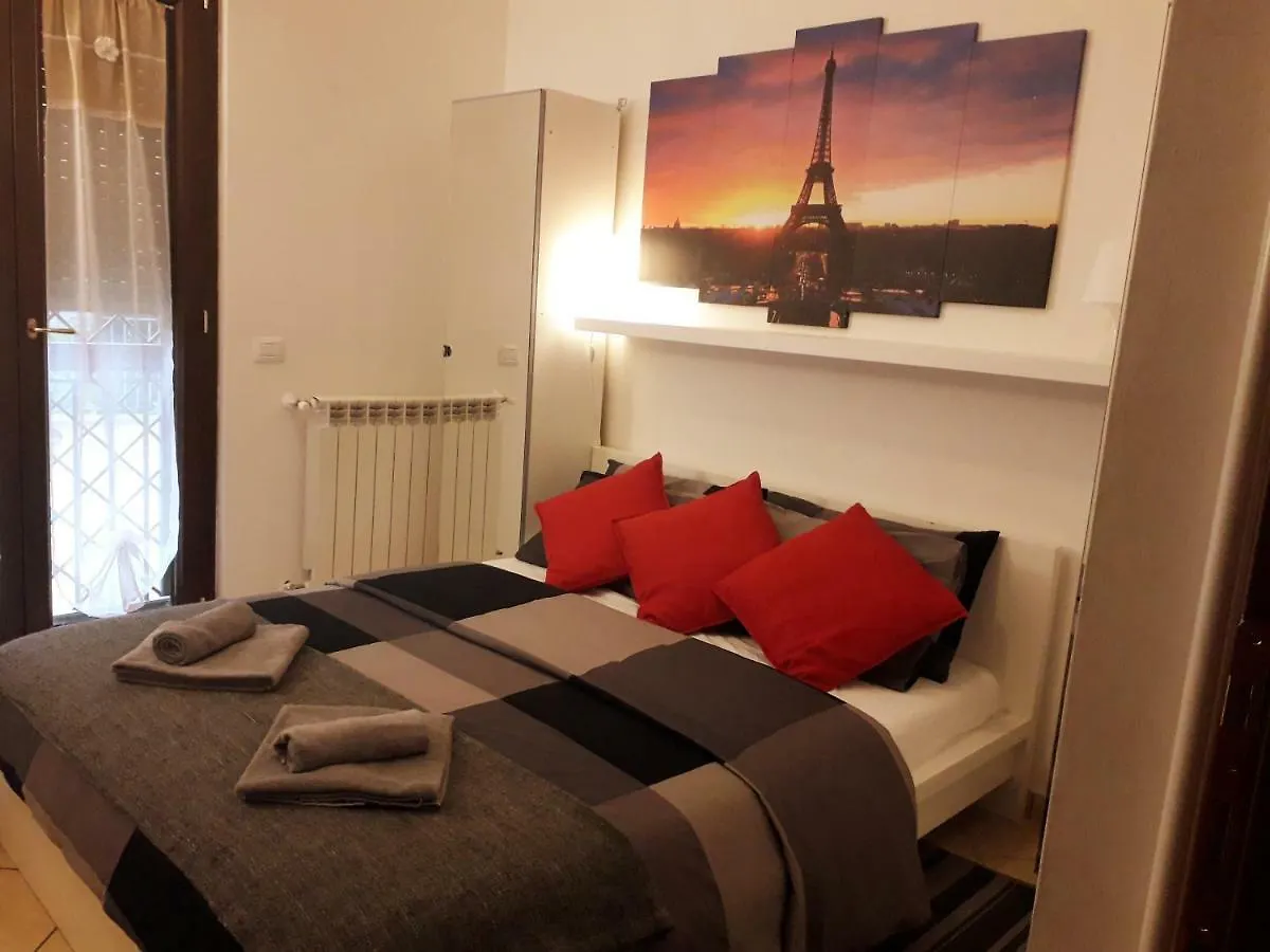 Hillary E Vale Room روما 0*,