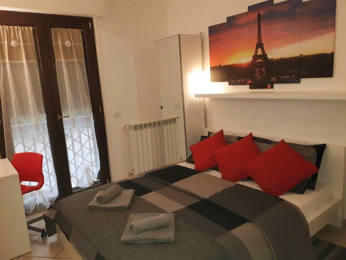 Hillary E Vale Room روما